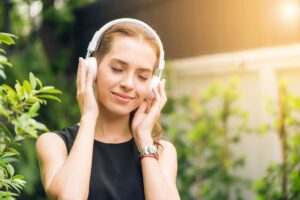 Ragazza che ascolta musica