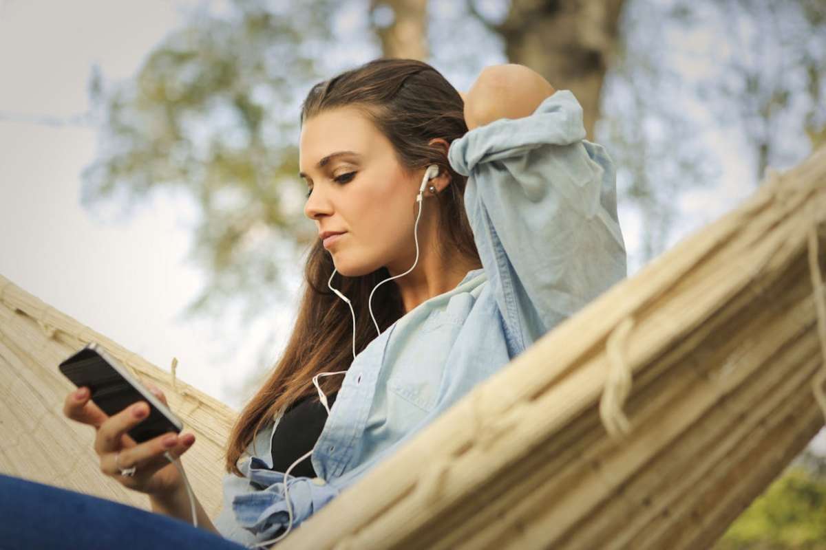 Ragazza che ascolta musica
