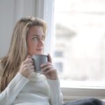 Ragazza sorseggia una tazza di tè