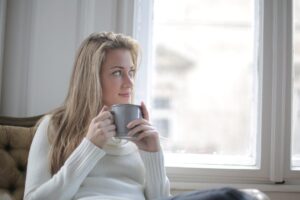 Ragazza sorseggia una tazza di tè
