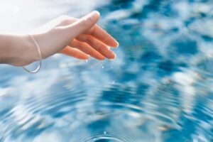 Una mano con acqua
