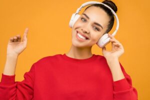 Ragazza che ascolta musica