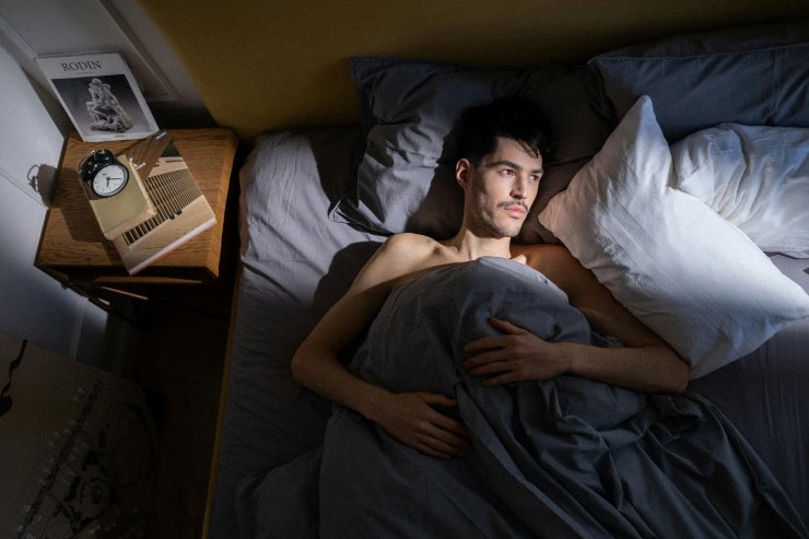 Ragazzo a letto non dorme