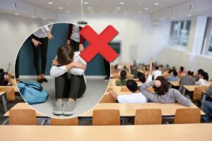 Aula universitaria e giovane accerchiato/a, croce